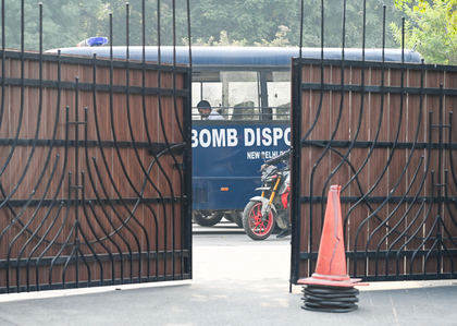 Delhi Secretariat receives bomb threat mail; search on | Delhi Secretariat receives bomb threat mail; search on Delhi Secretariat receives bomb threat mail; search on | Delhi Secretariat receives bomb threat mail; search on