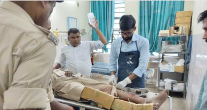 Injured Sheohar SI in Bihar given cardboard support at hospital, probe ordered | Injured Sheohar SI in Bihar given cardboard support at hospital, probe ordered Injured Sheohar SI in Bihar given cardboard support at hospital, probe ordered | Injured Sheohar SI in Bihar given cardboard support at hospital, probe ordered