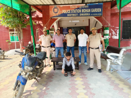 Delhi: Thief held in Dwarka; knives, stolen mobiles and motorcycle recovered | Delhi: Thief held in Dwarka; knives, stolen mobiles and motorcycle recovered Delhi: Thief held in Dwarka; knives, stolen mobiles and motorcycle recovered | Delhi: Thief held in Dwarka; knives, stolen mobiles and motorcycle recovered