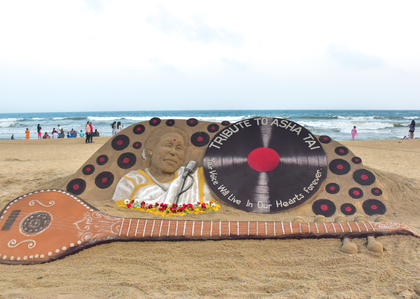 20-feet-long Veena sand art created at Puri Beach as a tribute to Asha Bhosle | 20-feet-long Veena sand art created at Puri Beach as a tribute to Asha Bhosle 20-feet-long Veena sand art created at Puri Beach as a tribute to Asha Bhosle | 20-feet-long Veena sand art created at Puri Beach as a tribute to Asha Bhosle