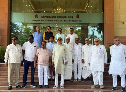 Calls for K'taka cabinet reshuffle grow; several Cong MLAs meet in Delhi, hold signature campaign | Calls for K'taka cabinet reshuffle grow; several Cong MLAs meet in Delhi, hold signature campaign Calls for K'taka cabinet reshuffle grow; several Cong MLAs meet in Delhi, hold signature campaign | Calls for K'taka cabinet reshuffle grow; several Cong MLAs meet in Delhi, hold signature campaign