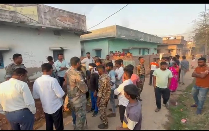 Uproar in Jharkhand's Giridih after woman's suspicious death, In-laws’ house set ablaze | Uproar in Jharkhand's Giridih after woman's suspicious death, In-laws’ house set ablaze Uproar in Jharkhand's Giridih after woman's suspicious death, In-laws’ house set ablaze | Uproar in Jharkhand's Giridih after woman's suspicious death, In-laws’ house set ablaze