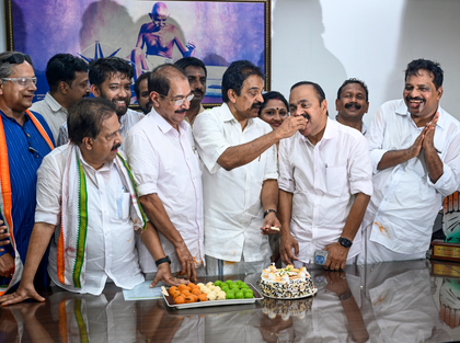 Kerala waits as Congress struggles to break Chief Minister deadlock | Kerala waits as Congress struggles to break Chief Minister deadlock Kerala waits as Congress struggles to break Chief Minister deadlock | Kerala waits as Congress struggles to break Chief Minister deadlock