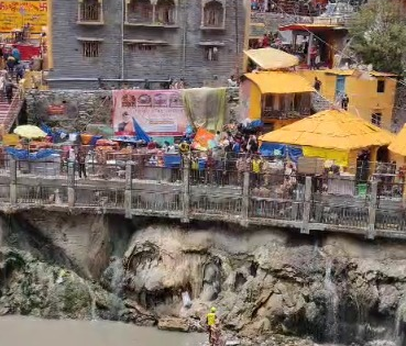 Joint cleanliness drive conducted at Badrinath Dham by ITBP, SDRF; message of hygiene and cleanliness spread | Joint cleanliness drive conducted at Badrinath Dham by ITBP, SDRF; message of hygiene and cleanliness spread Joint cleanliness drive conducted at Badrinath Dham by ITBP, SDRF; message of hygiene and cleanliness spread | Joint cleanliness drive conducted at Badrinath Dham by ITBP, SDRF; message of hygiene and cleanliness spread