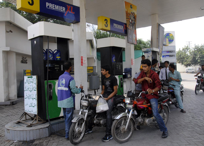 Pakistan: Transporters hold protest against hike in prices of petroleum products | Pakistan: Transporters hold protest against hike in prices of petroleum products Pakistan: Transporters hold protest against hike in prices of petroleum products | Pakistan: Transporters hold protest against hike in prices of petroleum products