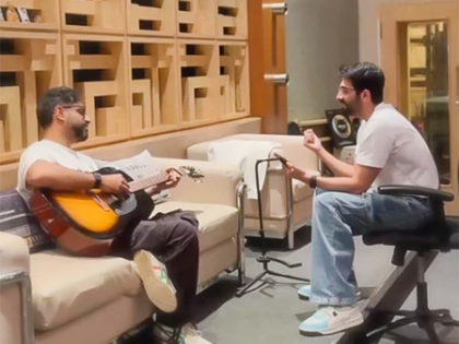 Ayushmann Khurrana, Rochak Kohli jam on their version of ‘Dil Waale Chor’ | Ayushmann Khurrana, Rochak Kohli jam on their version of ‘Dil Waale Chor’ Ayushmann Khurrana, Rochak Kohli jam on their version of ‘Dil Waale Chor’ | Ayushmann Khurrana, Rochak Kohli jam on their version of ‘Dil Waale Chor’