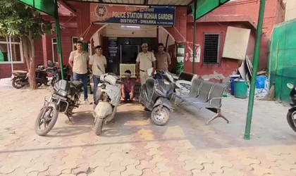 Delhi Police arrest two burglars; recover stolen AC, scooties, mobile phones | Delhi Police arrest two burglars; recover stolen AC, scooties, mobile phones Delhi Police arrest two burglars; recover stolen AC, scooties, mobile phones | Delhi Police arrest two burglars; recover stolen AC, scooties, mobile phones