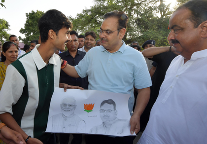 Rajasthan CM's morning stroll in village, distributes chocolates to kids on way to school | Rajasthan CM's morning stroll in village, distributes chocolates to kids on way to school Rajasthan CM's morning stroll in village, distributes chocolates to kids on way to school | Rajasthan CM's morning stroll in village, distributes chocolates to kids on way to school