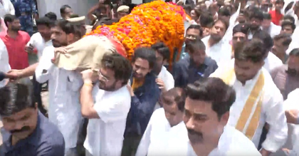 Prateek Yadav's father-in-law lights funeral pyre, Akhilesh bids final farewell | Prateek Yadav's father-in-law lights funeral pyre, Akhilesh bids final farewell Prateek Yadav's father-in-law lights funeral pyre, Akhilesh bids final farewell | Prateek Yadav's father-in-law lights funeral pyre, Akhilesh bids final farewell