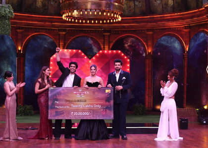 Kushal Tanwar and Kaira Anu lift the trophy for MTV Splitsvilla X6 | Kushal Tanwar and Kaira Anu lift the trophy for MTV Splitsvilla X6 Kushal Tanwar and Kaira Anu lift the trophy for MTV Splitsvilla X6 | Kushal Tanwar and Kaira Anu lift the trophy for MTV Splitsvilla X6