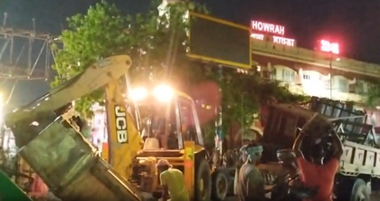 Bulldozer drive clears illegal encroachments outside Howrah railway station | Bulldozer drive clears illegal encroachments outside Howrah railway station Bulldozer drive clears illegal encroachments outside Howrah railway station | Bulldozer drive clears illegal encroachments outside Howrah railway station