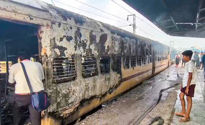 Fire breaks out in passenger train at Sasaram station, no casualties reported | Fire breaks out in passenger train at Sasaram station, no casualties reported Fire breaks out in passenger train at Sasaram station, no casualties reported | Fire breaks out in passenger train at Sasaram station, no casualties reported