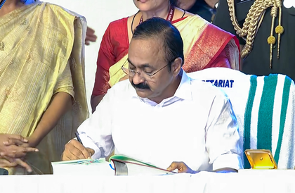 Congress returns to power in Kerala; Satheesan takes oath as Chief Minister | Congress returns to power in Kerala; Satheesan takes oath as Chief Minister Congress returns to power in Kerala; Satheesan takes oath as Chief Minister | Congress returns to power in Kerala; Satheesan takes oath as Chief Minister
