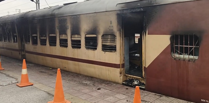 Massive fire erupts in passenger train in Bihar; all on board safe | Massive fire erupts in passenger train in Bihar; all on board safe Massive fire erupts in passenger train in Bihar; all on board safe | Massive fire erupts in passenger train in Bihar; all on board safe
