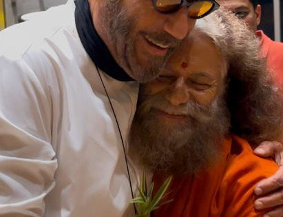 Jackie Shroff touches the feet of Swami Chidanand Saraswati | Jackie Shroff touches the feet of Swami Chidanand Saraswati Jackie Shroff touches the feet of Swami Chidanand Saraswati | Jackie Shroff touches the feet of Swami Chidanand Saraswati