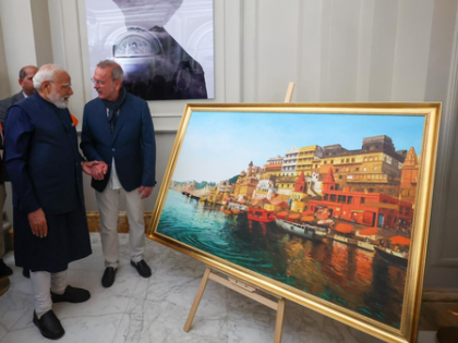 Italian artist Giampaolo Tomassetti presents PM Modi with a painting on Varanasi | Italian artist Giampaolo Tomassetti presents PM Modi with a painting on Varanasi Italian artist Giampaolo Tomassetti presents PM Modi with a painting on Varanasi | Italian artist Giampaolo Tomassetti presents PM Modi with a painting on Varanasi