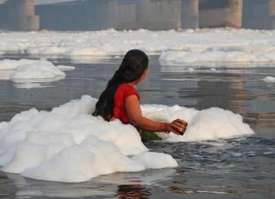 Bathing in Yamuna's toxic foam may lead to skin ailments: Experts | Bathing in Yamuna's toxic foam may lead to skin ailments: Experts