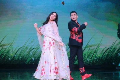 Sara Ali Khan dances to mom Amrita Singh's famous track 'Jab Hum Jawan Honge' | Sara Ali Khan dances to mom Amrita Singh's famous track 'Jab Hum Jawan Honge'