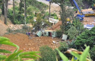 13 dead in Malaysia landslide | 13 dead in Malaysia landslide