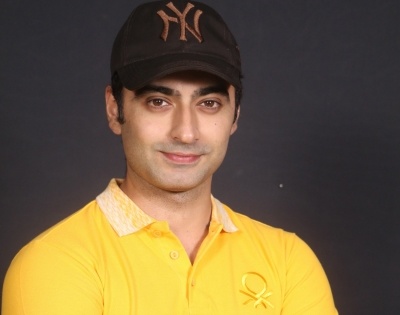 Harshad Arora gifts roses to women on set of 'Tera Kya Hoga Alia' | Harshad Arora gifts roses to women on set of 'Tera Kya Hoga Alia'