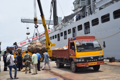 Navy offers ration for migrants in Mumbai | Navy offers ration for migrants in Mumbai