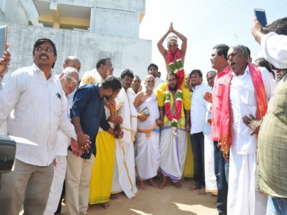 Bhadrachalam temple priest carries Dalit on shoulder during 'Munivahana Utsavam' | Bhadrachalam temple priest carries Dalit on shoulder during 'Munivahana Utsavam'