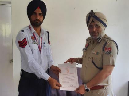 ADGP AS Rai felicitates a Head Constable for turning down bribe | ADGP AS Rai felicitates a Head Constable for turning down bribe ADGP AS Rai felicitates a Head Constable for turning down bribe | ADGP AS Rai felicitates a Head Constable for turning down bribe