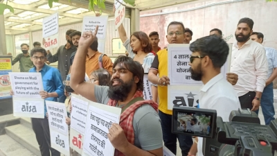 Students protest at Delhi's ITO against Agnipath scheme | Students protest at Delhi's ITO against Agnipath scheme