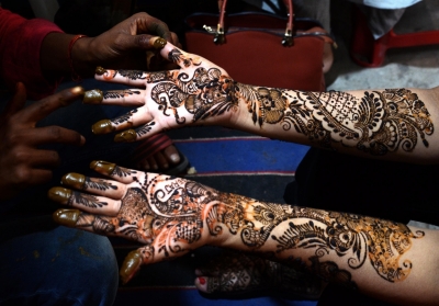 Don't apply mehendi from Muslim youth, warns Hindu Mahasabha | Don't apply mehendi from Muslim youth, warns Hindu Mahasabha Don't apply mehendi from Muslim youth, warns Hindu Mahasabha | Don't apply mehendi from Muslim youth, warns Hindu Mahasabha