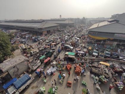 People flout COVID-19 guidelines at Ludhiana vegetable market | People flout COVID-19 guidelines at Ludhiana vegetable market