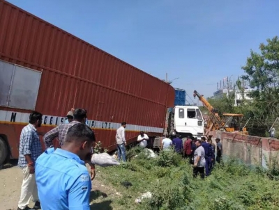 11 killed in Vadodara as truck collides with autorickshaw | 11 killed in Vadodara as truck collides with autorickshaw