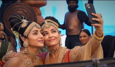 Trisha Krishnan poses with Aishwarya Rai Bachchan on 'Ponniyin Selvan' set | Trisha Krishnan poses with Aishwarya Rai Bachchan on 'Ponniyin Selvan' set