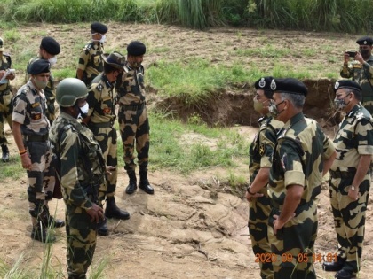 BSF Director General visits border outposts in Samba sector to review security arrangements | BSF Director General visits border outposts in Samba sector to review security arrangements