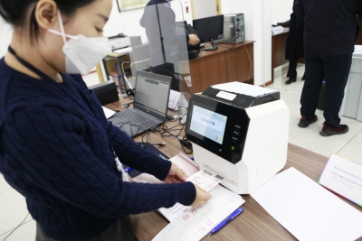 Overseas voting kicks off for S.Korean presidential election | Overseas voting kicks off for S.Korean presidential election
