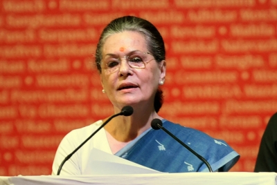 Sonia takes feedback from Cong leaders after Delhi debacle | Sonia takes feedback from Cong leaders after Delhi debacle