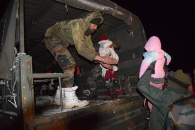 Army rescues 400 tourists stranded in Sikkim after heavy snowfall | Army rescues 400 tourists stranded in Sikkim after heavy snowfall