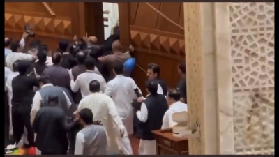 Police enter Pak Punjab Assembly, arrest lawmakers for creating ruckus | Police enter Pak Punjab Assembly, arrest lawmakers for creating ruckus