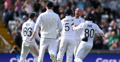 3rd Test: England restrict New Zealand progress with four late wickets | 3rd Test: England restrict New Zealand progress with four late wickets