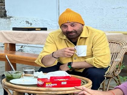 Sunny Deol gives a glimpse of his script reading session for 'Gadar 2' in Manali | Sunny Deol gives a glimpse of his script reading session for 'Gadar 2' in Manali