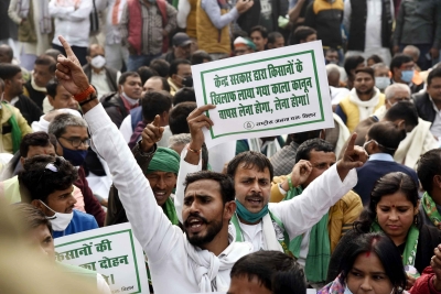 Around 25 RJD supporters narrowly escape death on rail tracks | Around 25 RJD supporters narrowly escape death on rail tracks