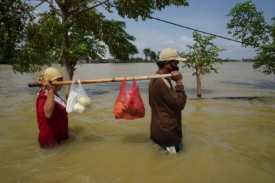 3 dead, 4 missing as flash floods hit Indonesia | 3 dead, 4 missing as flash floods hit Indonesia