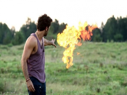 Ranbir Kapoor plays with fire, BTS picture from 'Brahmastra' goes viral | Ranbir Kapoor plays with fire, BTS picture from 'Brahmastra' goes viral