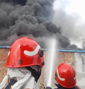 Fire erupts in Delhi factory | Fire erupts in Delhi factory