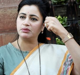 MP Navneet Rana needles Thackeray, proclaims herself as 'Hindu Sherni' | MP Navneet Rana needles Thackeray, proclaims herself as 'Hindu Sherni'