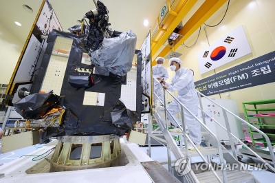 S. Korea's 1st lunar orbiter transported to US for August launch | S. Korea's 1st lunar orbiter transported to US for August launch
