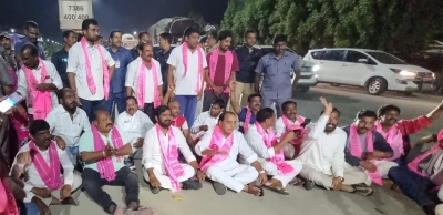 TRS stages protest over BJP's 'attempt to buy MLAs' | TRS stages protest over BJP's 'attempt to buy MLAs'