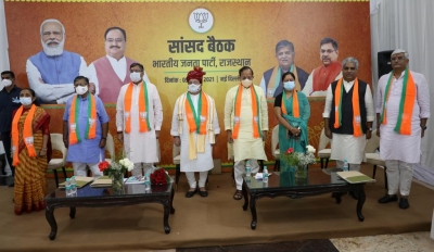 Raj BJP MPs meeting in Delhi: Vasundhara Raje present on dais, missing from banners | Raj BJP MPs meeting in Delhi: Vasundhara Raje present on dais, missing from banners