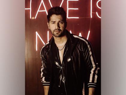 Varun Dhawan promises to help female fan facing alleged domestic abuse | Varun Dhawan promises to help female fan facing alleged domestic abuse Varun Dhawan promises to help female fan facing alleged domestic abuse | Varun Dhawan promises to help female fan facing alleged domestic abuse