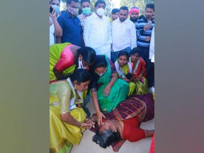 TRS leader K Kavitha halts official visit to help unconscious woman on road | TRS leader K Kavitha halts official visit to help unconscious woman on road