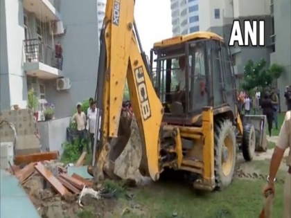 UP: Bulldozers demolish illegal construction at home of man who misbehaved with woman at Noida society | UP: Bulldozers demolish illegal construction at home of man who misbehaved with woman at Noida society